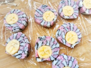 7、香蕉寿司,把卷好的寿司切成片