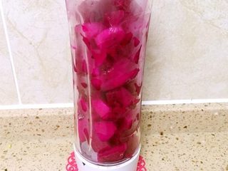 1、火龙果切片吐司,红心火龙果切小块。