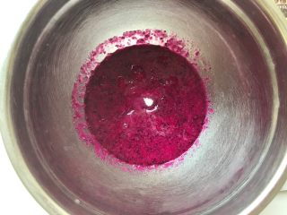 3、火龙果切片吐司,没有榨汁机的可以用勺子等碾碎。