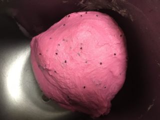 4、火龙果切片吐司,所有材料按照糖，盐，火龙，鸡蛋，油，面粉，酵母的顺序放入面包机里，揉面程序选择30分钟。 