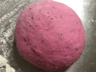 8、火龙果切片吐司,发好后再次揉面排气10分钟.