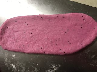 10、火龙果切片吐司,每个面团檊都成椭圆形的大片，大概一厘米厚。