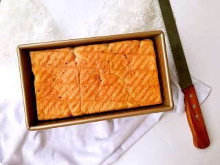 14、火龙果切片吐司,烘烤结束后取出，小心地去掉盖子。