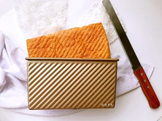 15、火龙果切片吐司,稍微晃动后倒扣即可轻松脱模。