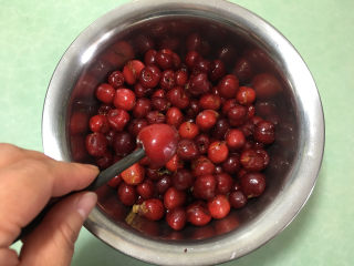 1、自制樱桃果酱,将樱桃去根去核。(我用筷子去核,很方便。)