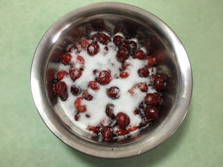 2、自制樱桃果酱,去核后加入白砂糖。