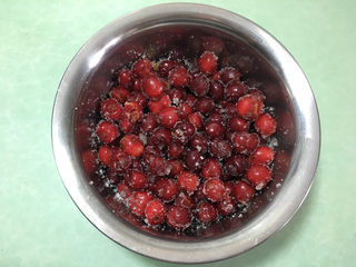 3、自制樱桃果酱,将白砂糖搅拌均匀后放冰箱冷藏,腌制过夜。