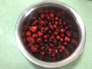 4、自制樱桃果酱,第二天取出,樱桃已经腌出水份。