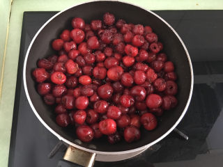 5、自制樱桃果酱,将腌制好的樱桃放入锅中大火加热。