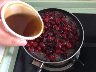 6、自制樱桃果酱,加入麦芽糖。