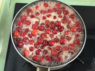 7、自制樱桃果酱,大火加热至煮沸。