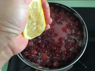 9、自制樱桃果酱,挤入柠檬汁。