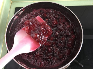 11、自制樱桃果酱,待熬成比较粘稠,樱桃果酱就做好了。