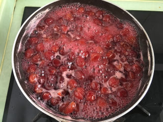 10、自制樱桃果酱,然后转中火继续熬制,熬制最后时用硅胶刀不停搅拌,避免熬糊。