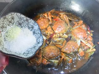 12、香辣蟹,中火煮5分钟后放入鸡精、十三香、白糖