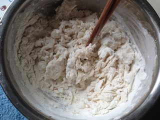 1、炒猫耳疙瘩 ,面粉加水,和成面团!比包饺子的面稍硬即可!和好的面稍微醒个十分钟。