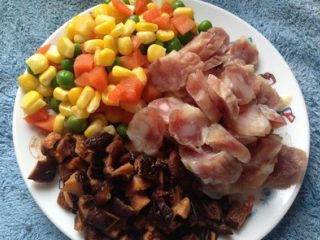 2、炒猫耳疙瘩 ,醒面的时候准备配料,发好的香菇切丁,蔬菜粒清洗干净沥干水,香肠切小斜片!