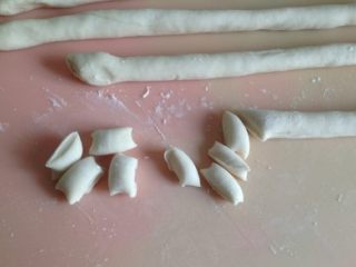 3、炒猫耳疙瘩 ,将面团搓细条!切成小剂子后撒些许干面粉,双手扒拉扒拉!防止小面剂子互相粘连。