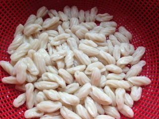 5、炒猫耳疙瘩 ,锅中烧开水,煮疙瘩!疙瘩浮起后捞出!过凉水后沥干。