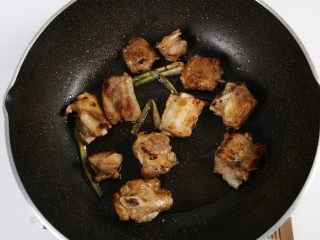 8、排骨板栗香焖饭,每隔一分钟翻面，两面都煎得浅黄色后，加入适量的生抽、盐调味。