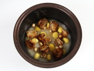 10、排骨板栗香焖饭,加入煎好的排骨。
