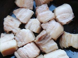 3、家常东坡肉,热锅热油，将五花肉块煸炒一下，这样做熟的肥肉部分不腻，而且很香。捞出备用