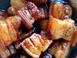 9、家常东坡肉,将大砂锅离火，撇去上层油