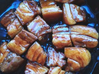 10、家常东坡肉,将肉皮面朝上装入小砂锅陶罐中，收汁即可