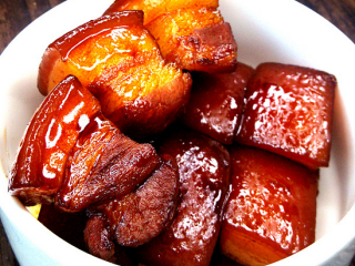 12、家常东坡肉,猪五花要选择带皮，有肥有瘦，三七或四六开的肥瘦相间的才好。