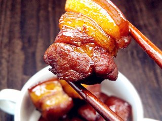 13、家常东坡肉,最后收汤的时候，肥肉部分已经酥烂了，从大砂锅往小砂锅里放的时候，用筷子夹不能太用力。