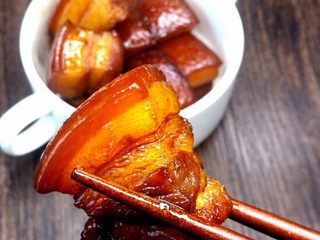 14、家常东坡肉,竹箅子我用的是以前的寿司帘，新买了个寿司帘，旧的就剪小垫底用，防止肉块落底糊锅。