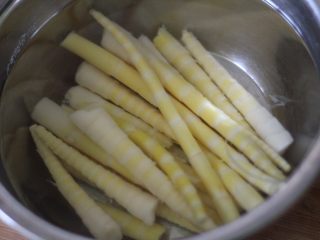 1、红油笋尖 最爱这种辣,嫩笋用清水浸泡30分钟以上,再淘洗两遍去苦涩味儿。