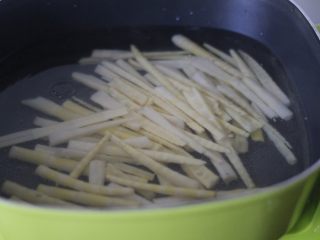 3、红油笋尖 最爱这种辣,锅里做水,冷水下锅,中大火煮10分钟。