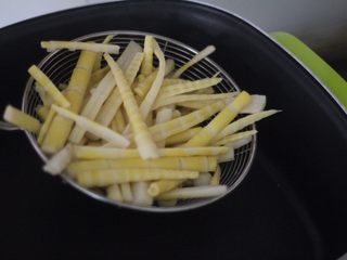 4、红油笋尖 最爱这种辣,煮好的笋捞出来控水,控干水分浸泡保存的时间才会长。