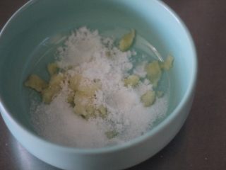 6、红油笋尖 最爱这种辣,加三勺盐,一勺糖,这些计量主要看笋的多少来调节。