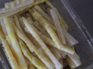 9、红油笋尖 最爱这种辣,控干水分的笋尖放在密封容器里码好。