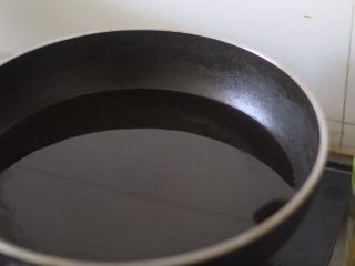 10、红油笋尖 最爱这种辣,热锅凉油,大火烧热。