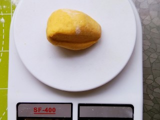 3、南瓜花样馒头,将发酵好的面团排气，分割成60克一个的剂子