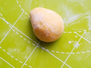 4、南瓜花样馒头,揉圆整形成水滴样子