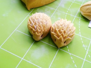 6、南瓜花样馒头,在刺猬两侧按上红小豆做眼睛