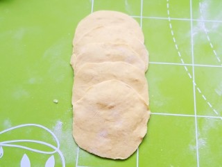 7、南瓜花样馒头,来做玫瑰花，揉好的面团分割成每个12克的小剂子，擀成面片，把5个面片叠在一起