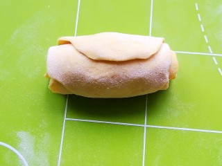 8、南瓜花样馒头,用手卷起来