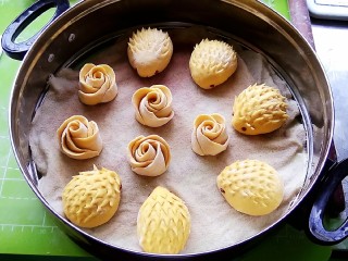 11、南瓜花样馒头,放入蒸锅，醒至10分钟