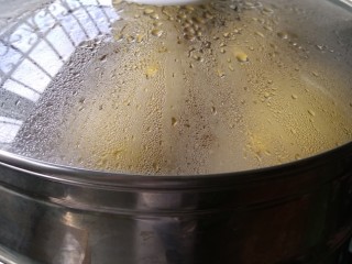 12、南瓜花样馒头,锅中放水开大火，开锅后调中火蒸15分钟