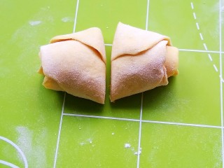 9、南瓜花样馒头,然后用刀在中间切开，一分为二