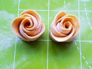 10、南瓜花样馒头,把切口朝下，整理一下造型