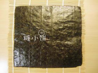 1、玉米笋细卷,寿司帘上摆上一张寿司紫菜。寿司紫菜一般是光面朝下，毛面向上。我两面都试过，个人觉得效果都不错。