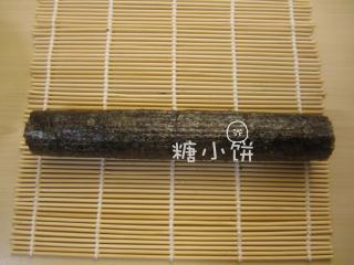 4、玉米笋细卷,从下往上卷起来，卷紧。