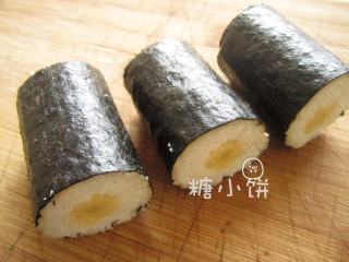 5、玉米笋细卷,切件即可，这一卷我切了3段。完成~