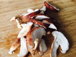 2、三文鱼炒蔬菜,切丝